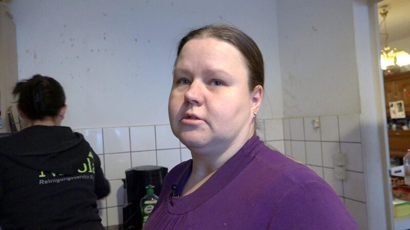 Mit einem Putz-Team will Sandra (36) für Sauberkeit in den eigenen vier Wänden sorgen.. – Bild: RT2