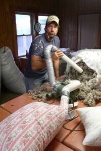 Host Mike Rowe in Dirty Jobs episode, Goose Down Plucker. In Tulelake CA, Mike cleans and processes ducks, using their plumage to make high-quality down pillows at the Tulegoose Pillow Company. – Bild: Discovery Channel