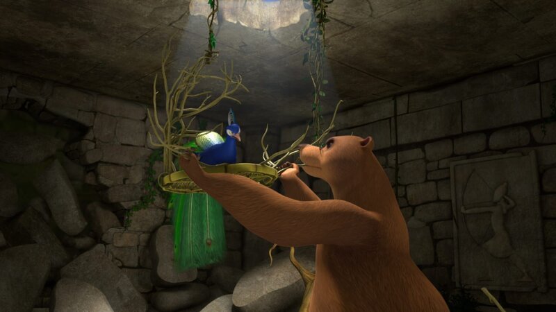 In den kalten Höhlen, den Tempelruinen der Affen, befreit Balu gerade noch rechtzeitig den gefangenen Pfau Pula. Mascha hatte ihn mit einer Tröte angelockt und wollte ihn eigentlich rupfen. – Bild: ZDF/​2009(c) DQ Entertainment
