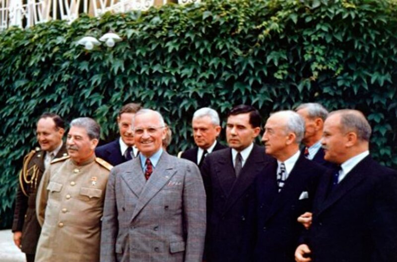 Josef Stalin (2.v.l.) und Harry S. Truman (4.v.l.) bei der Potsdamer Konferenz 1945, bei der die Siegermächte des Zweiten Weltkrieges zusammenkamen – Bild: ARTE F /​ © NARA /​ © NARA