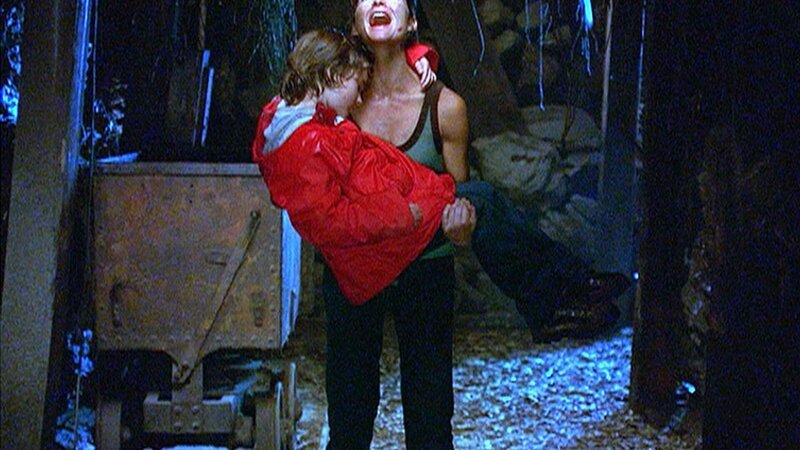 In einem Schacht findet Jordan (Jill Hennessy) den vermissten und schwer verletzten Jungen Danny (Slade Pearce). Seine infizierte Schusswunde muss dringend medizinisch versorgt werden. – Bild: RTL /​ NBC Universal