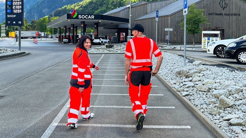 Mona mittendrin Die Gotthard Raststätte – Pinkelpause für die einen, Arbeitsort für andere Mona Vetsch mit Hanspeter Herger, Leiter Technik und Betriebe, vor der Gotthardraststätte – Bild: SRF