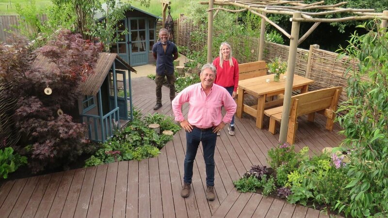 Alan Titchmarsh und die Gartenbesitzer Die Verwendung des sendungsbezogenen Materials ist nur mit dem Hinweis und Verlinkung auf RTL+ gestattet. – Bild: RTL Living