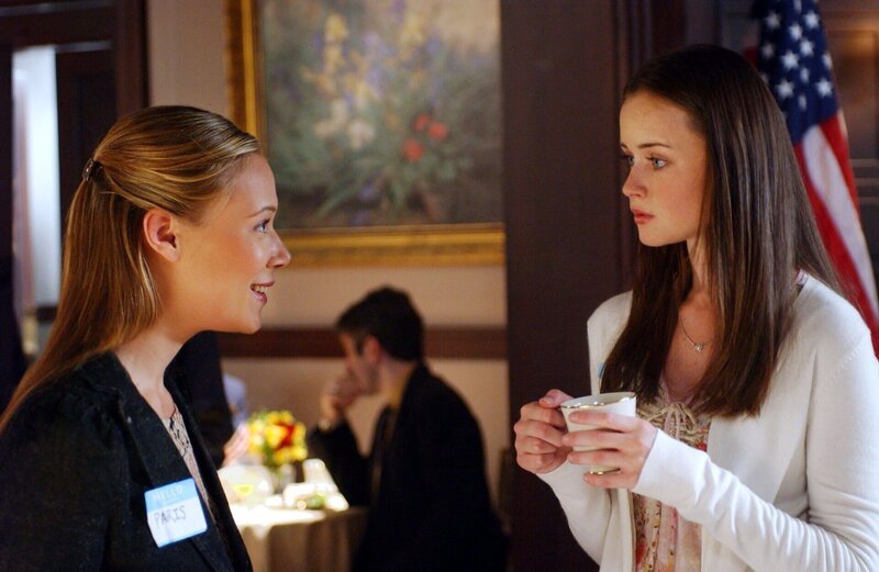 Bei einem Schülervertreter-Treffen sucht sich Paris (Liza Weil, l.) sofort einen Verehrer, während Rory (Alexis Bledel, r.) dauernd an Jess denken muss … – Bild: Warner Bros