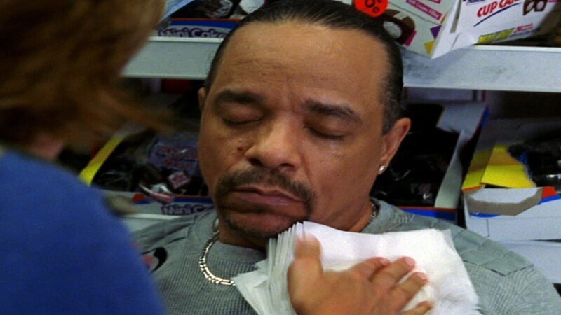 Detective Fin Tutuola (Ice-T) wird bei einem vereitelten Raubüberfall angeschossen. – Bild: TVNOW /​ NBC Universal