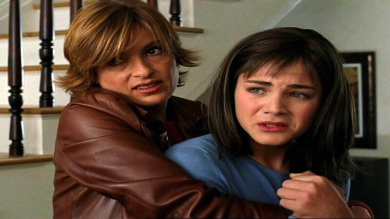 Detective Olivia Benson (Mariska Hargitay, l.) muss Lindsay Stanton (Reiley McClendon) festhalten. Der Zwillingsbruder der 14-Jährigen steht unter Mordverdacht. – Bild: TVNOW, Mediengruppe RTL