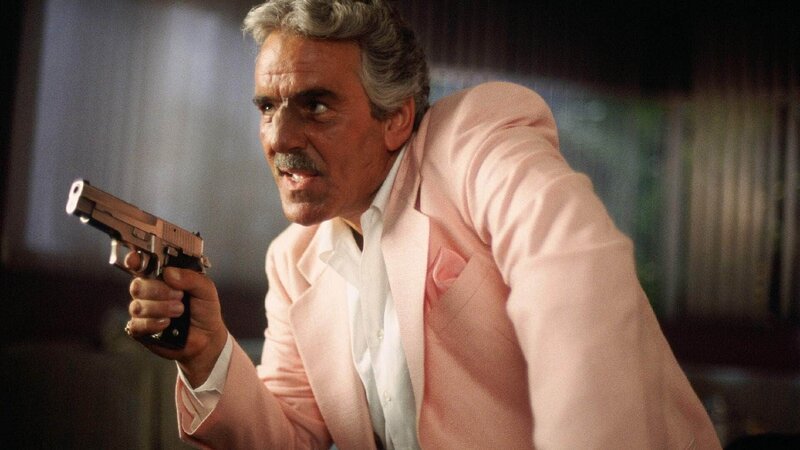 Ray ‚Bones‘ Barboni (Dennis Farina) Die Verwendung des sendungsbezogenen Materials ist nur mit dem Hinweis und Verlinkung auf TVNOW gestattet. – Bild: TVNOW / Metro-Goldwyn-Mayer Pictures Inc. Ray ‚Bones‘ Barboni (Dennis Farina) Die Verwendung des sendungsbezogenen Materials ist nur mit dem Hinweis und Verlinkung auf TVNOW gestattet. – Bild: TVNOW / Metro-Goldwyn-Mayer Pictures Inc.