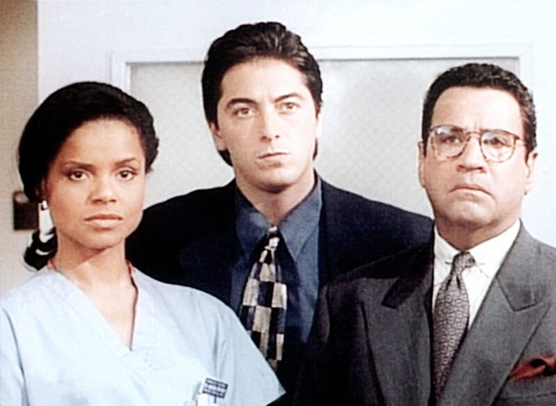 Amanda (Victoria Rowell, l.), Jack (Scott Baio, M.) und Briggs (Michael Tucci, r.) stehen dem Mörder gegenüber. – Bild: Viacom