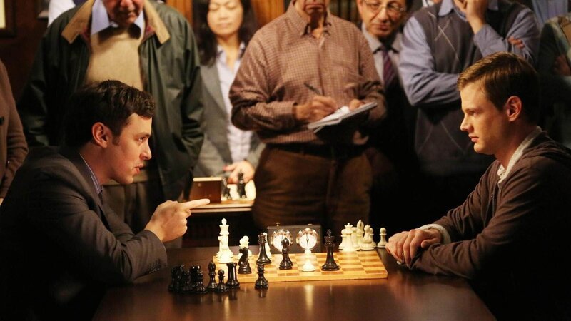 Bei seinen Undercover-Ermittlungen in dem Schachclub wird Sweets (John Francis Daley, l.) anhand der Spielweise von Tim Levitt (Joseph Fuhr) klar, dass nur er der Mörder von Magnuson sein kann … – Bild: RTL /​ FOX