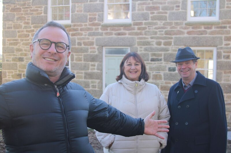 v.l.: Mark Millar, Jeanette und Jason vor ihrem renovierten Haus in Cornwall – Bild: image.CopyrightShort