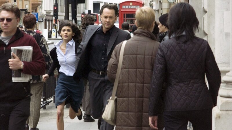 Die atemlose Schnitzeljagd führt Langdon (Tom Hanks) und Sophie (Audrey Tautou) von Paris über London bis nach Schottland – Bild: RTL 2