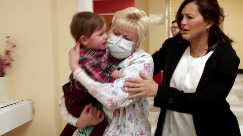 Olivia Bensons Pflegesohn Noah zeigt erste Anzeichen für Masern … Die Krankenschwester, bringt ihn sofort in die Quarantäne. – Bild: RTL