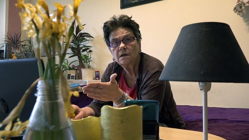 Rentnerin Regina ist entsetzt über die Fake-Profile, die sich als sie ausgeben. – Bild: RTLZWEI
