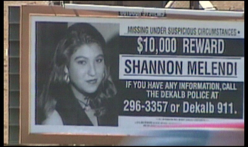 Mit großflächigen Plakaten wird nach der vermissten Studentin Shannon Melendi gesucht. – Bild: RTL II