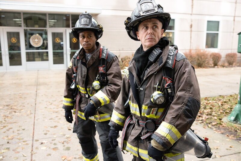 Chicago Fire Staffel 8 Folge 12 Daniel Kyri als Ritter, David Eigenberg als Christopher Herrmann – Bild: SRF/​2019 NBC Universal