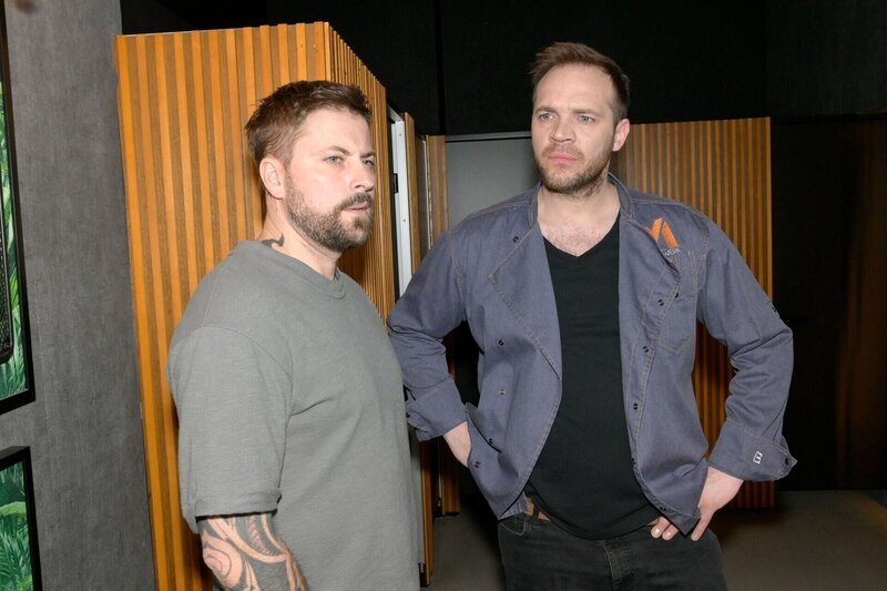 John (Felix von Jascheroff, l.) und Erik (Patrick Heinrich) rätseln, wer ihr Public Viewing sabotiert hat. – Bild: RTL Passion