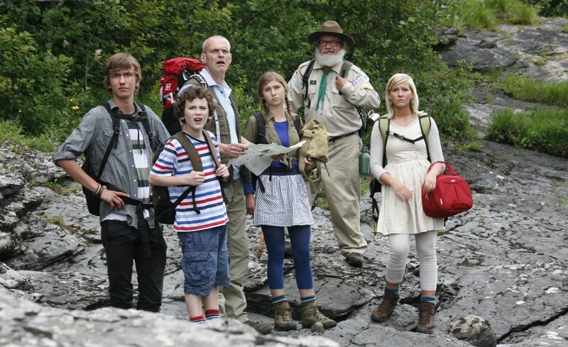 Die Familie sitzt in der Wildnis fest. Wie sollen sie wieder zurück finden? – Bild: KiKA/​ASA Film Production/​Scanbox Entertainment