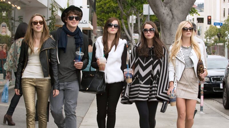 Eine Gruppe Teenager erleichtert Prominente wie Orlando Bloom, Paris Hilton, Megan Fox und Lindsay Lohan um mehr als drei Millionen Dollar an Schmuck, Kleidung und anderen Luxusgütern. (Foto v.li.: Taissa Farmiga als Sam, Israel Broussard als Marc, Emma Watson als Nicki, Katie Chang als Rebecca, Claire Julien als Chloe); Eine Gruppe Teenager erleichtert Prominente wie Orlando Bloom, Paris Hilton, Megan Fox und Lindsay Lohan um mehr als drei Millionen Dollar an Schmuck, Kleidung und anderen Luxusgütern. (Foto v.li.: Taissa Farmiga als Sam, Israel Broussard als Marc, Emma Watson als Nicki, Katie Chang als Rebecca, Claire Julien als Chloe); Eine Gruppe Teenager erleichtert Prominente wie Orlando Bloom, Paris Hilton, Megan Fox und Lindsay Lohan um mehr als drei Millionen Dollar an Schmuck, Kleidung und anderen Luxusgütern. (Foto v.li.: Taissa Farmiga als Sam, Israel Broussard als Marc, Emma Watson als Nicki, Katie Chang als Rebecca, Claire Julien als Chloe) – Bild: Tobis Film Eine Gruppe Teenager erleichtert Prominente wie Orlando Bloom, Paris Hilton, Megan Fox und Lindsay Lohan um mehr als drei Millionen Dollar an Schmuck, Kleidung und anderen Luxusgütern. (Foto v.li.: Taissa Farmiga als Sam, Israel Broussard als Marc, Emma Watson als Nicki, Katie Chang als Rebecca, Claire Julien als Chloe); Eine Gruppe Teenager erleichtert Prominente wie Orlando Bloom, Paris Hilton, Megan Fox und Lindsay Lohan um mehr als drei Millionen Dollar an Schmuck, Kleidung und anderen Luxusgütern. (Foto v.li.: Taissa Farmiga als Sam, Israel Broussard als Marc, Emma Watson als Nicki, Katie Chang als Rebecca, Claire Julien als Chloe); Eine Gruppe Teenager erleichtert Prominente wie Orlando Bloom, Paris Hilton, Megan Fox und Lindsay Lohan um mehr als drei Millionen Dollar an Schmuck, Kleidung und anderen Luxusgütern. (Foto v.li.: Taissa Farmiga als Sam, Israel Broussard als Marc, Emma Watson als Nicki, Katie Chang als Rebecca, Claire Julien als Chloe) – Bild: Tobis Film