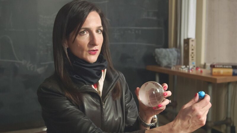 Sara Seager, Planetenexpertin und Physikprofessorin. – Bild: RTL / Crazy Boat Pictures Sara Seager, Planetenexpertin und Physikprofessorin. – Bild: RTL / Crazy Boat Pictures