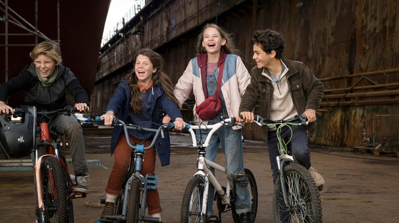 Wer zuletzt lacht … sind Jonny (Leander), Hanna (Linda), Alice (Emilia), Tarun (Caspar)! – Bild: NDR/Letterbox/Aidan Monaghan Wer zuletzt lacht … sind Jonny (Leander), Hanna (Linda), Alice (Emilia), Tarun (Caspar)! – Bild: NDR/Letterbox/Aidan Monaghan