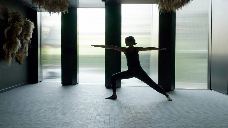 Yoga Silhouette. – Bild: ZDF und ORF/​Langbein & Partner Media.