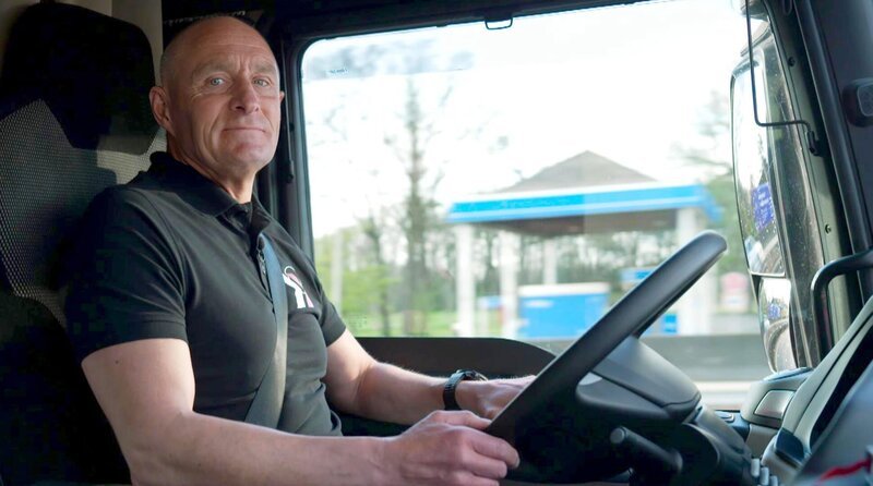 Frank Klemann ist LKW-Fahrer für eine Spedition in Beckum. Der Seiteneinsteiger empfindet seine Arbeit als deutlich stressfreier als zuvor im Vertrieb. – Bild: WDR