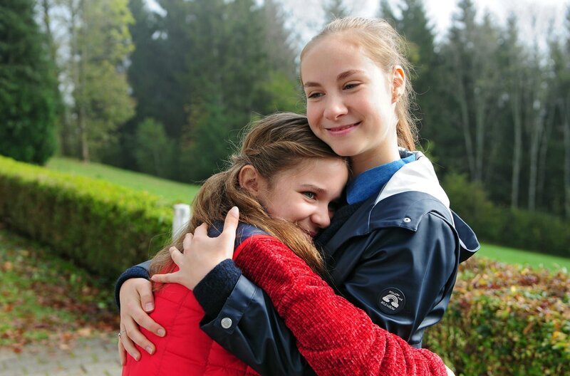 Lucy (Paulina Schnurrer) und Paulina (Tabea Hug) freuen sich, die Querungshilfe wird gebaut. – Bild: SWR/​Maria Wiesler