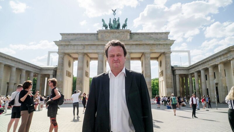Hanno Settele vor dem Brandenburger Tor in Berlin. Er findet die aktuellen Entwicklungen in Deutschland eher beunruhigend. Vieles läuft nicht so, wie es sollte – wirtschaftlich, politisch und sozial. – Bild: ORF 1
