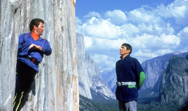 Admiral Kirk (William Shatner, l.) und Captain Spock (Leonard Nimoy, r.) müssen ihren Urlaub im Yosemite-Park schon bald abbrechen. – Bild: ZDF und Bruce Birmelin./​Bruce Birmelin