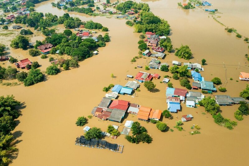 Überschwemmung in Thailand. – Bild: RTL /​ thianchai sitthikongsak /​ Getty Images /​ Fluten