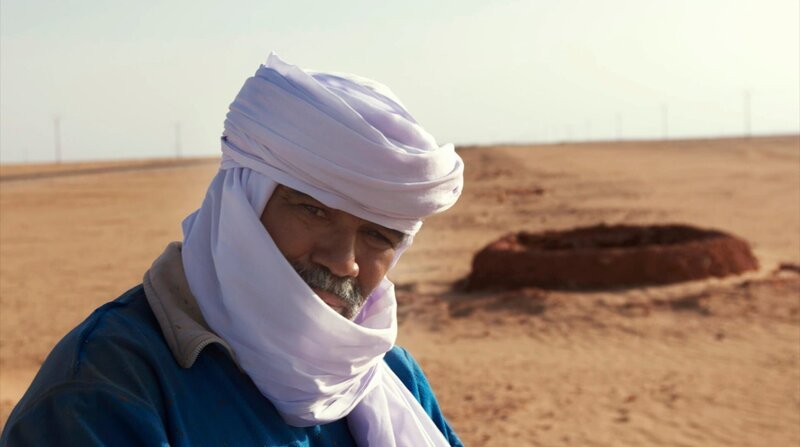 Mohamed Damri ist einer der angesehensten Männer von Adrar. Er ist fürs Wasser zuständig. Genauer: für die Fougara, ein System aus historischen Verteilanlagen und Wasserkanälen. – Bild: NDR/Vincent Productions Mohamed Damri ist einer der angesehensten Männer von Adrar. Er ist fürs Wasser zuständig. Genauer: für die Fougara, ein System aus historischen Verteilanlagen und Wasserkanälen. – Bild: NDR/Vincent Productions