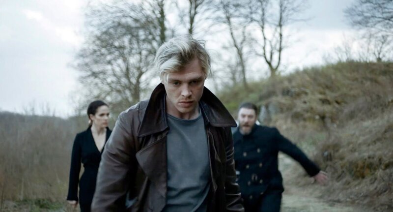 Nachdem Siegfried (David Schütter, Mitte) den Boten der Sachsen erschlagen hat, versuchen Kriemhild (Verena Altenberger, links) und Hagen (Michael Joachim Heiss, rechts), das drohende Unheil abzuwenden. – Bild: SWR/​Filmakademie BW/​Sagaphoto Samuel Gall