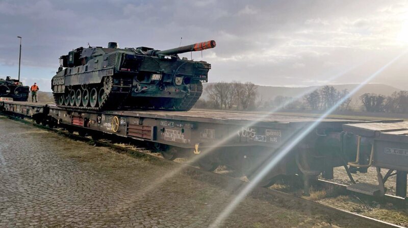 Panzerverladung von Deutschland nach Litauen – Bild: phoenix/​BR/​MDR/​Hoferichter & Jacobs