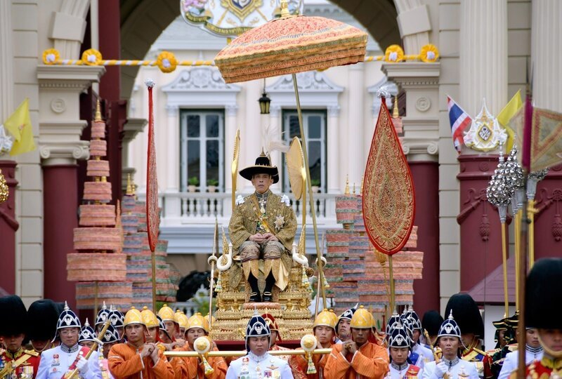 Maha Vajiralongkorn bei seiner eigenen Krönung. – Bild: ZDF und Imago/​ ZUMA Press./​Imago/​ ZUMA Press