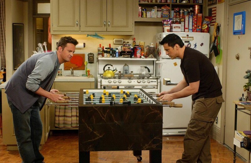Vertreiben sich die Zeit auf angenehme Weise: Joey und Chandler – Bild: Warner Brothers International Television