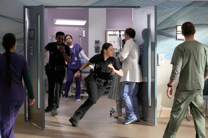 Auch Chen (Melissa O’Neil) und West (Titus Makin Jr.) sind zufällig im Krankenhaus. Sie haben eine Verdächtige eingeliefert, um sie behandeln zu lassen. Als diese versucht zu fliehen, geht für Chen und West alles ganz schnell. – Bild: ZDF und Scott Everett White