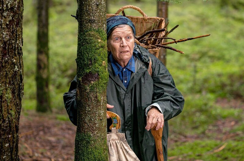 Lioba (Lisbeth Felder) steht völlig unter Schock, als sie auf einer Lichtung im Wald das Dobelwiebele sieht. – Bild: SWR/​Christian Koch