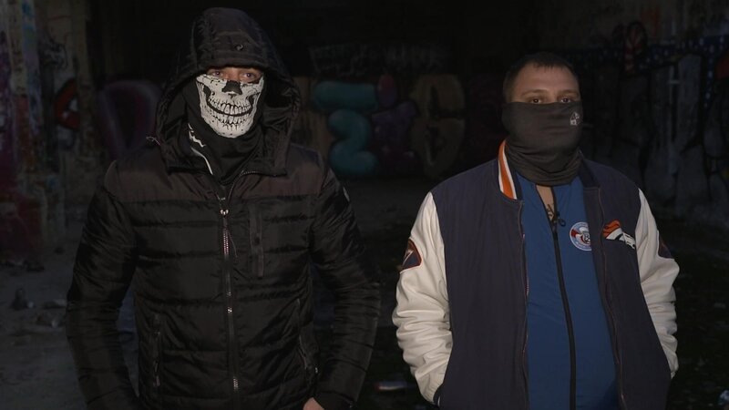 Kämpfen ohne Regeln! Zwei Brüder aus der Türsteher-Szene organisieren regelmäßig Käfigkämpfe an geheimen Orten. Es gibt weder Preisgeld noch Gage und gekämpft wird mit bloßen Fäusten. Wer glaubt, dass sich niemand solch einer Gefahr aussetzen will, irrt. Die Teilnehmer nehmen lange Wege auf sich, um in Leipzig dabei sein zu können. Die Doku zeigt, ob solche Kämpfe überhaupt erlaubt sind und wie hoch die Verletzungsgefahr ist. – Bild: RTL /​ Thomas Pechlof