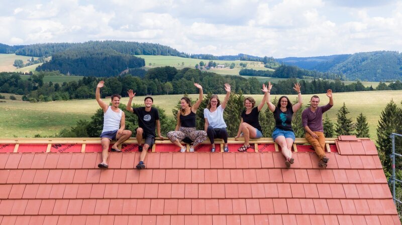 Kommune Schafhof Gruppenfoto – Bild: kontakt@rotes-haeusle.de Kommune Schafhof Gruppenfoto – Bild: kontakt@rotes-haeusle.de