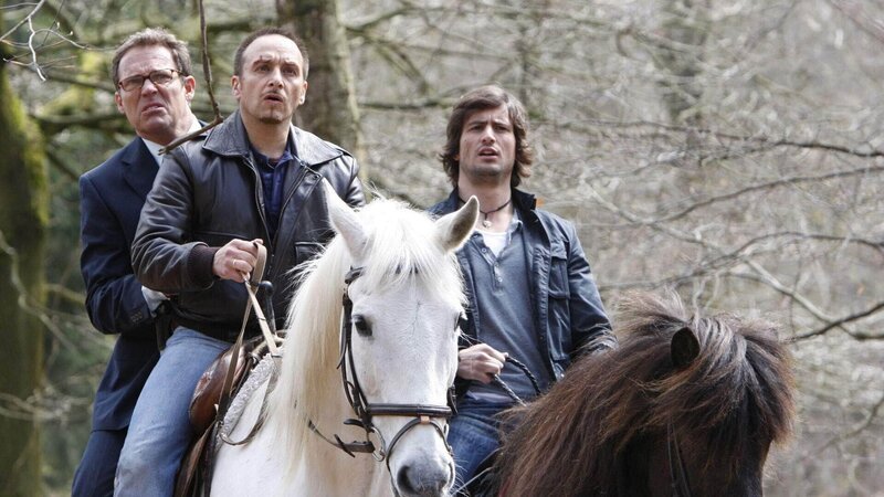Semir (Erdogan Atalay, 2.v.li.) und Ben (Tom Beck, re.) setzen ihre Flucht mit Flensmann (Christian Tramitz) auf Pferden fort … – Bild: MG RTL D /​ Guido Engels