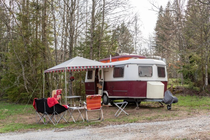 Wohnwagen mit Vordach, Tischen und Stühlen auf dem Campingplatz „Anderswo Camp“ von Steffen und Julia Lorenz im Bayerischen Wald. – Bild: Sabrina Türschmann / BR Wohnwagen mit Vordach, Tischen und Stühlen auf dem Campingplatz „Anderswo Camp“ von Steffen und Julia Lorenz im Bayerischen Wald. – Bild: Sabrina Türschmann / BR