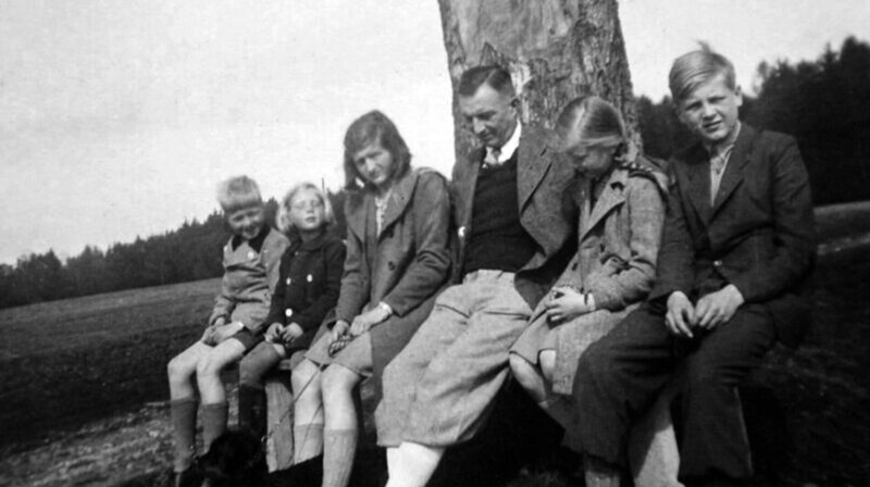 Caesar von Hofacker im Kreise seiner Kinder. Der Luftwaffenoffizier beteiligte sich am Umsturzversuch im Juli 1944 und wurde festgenommen. Im Dezember 1944 wurde er in der Gefängnisanstalt Berlin-Plötzensee hingerichtet. – Bild: phoenix/​ZDF/​Privatbesitz der Familie