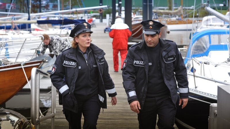 Claudia (Janette Rauch, l.) und Tarik (Serhat Cokgezen, r.) suchen zwei vermisste Jungen im Yachthafen. – Bild: ZDF und Boris Laewen