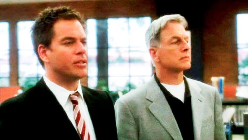Jethro Gibbs (Mark Harmon, r.) ignoriert seine Pflichten als stellvertretender Direktor und führt mit ‚Tony‘ DiNozzo (Michael Weatherly, l.) die Untersuchungen in dem Mordfall durch … – Bild: CBS Television