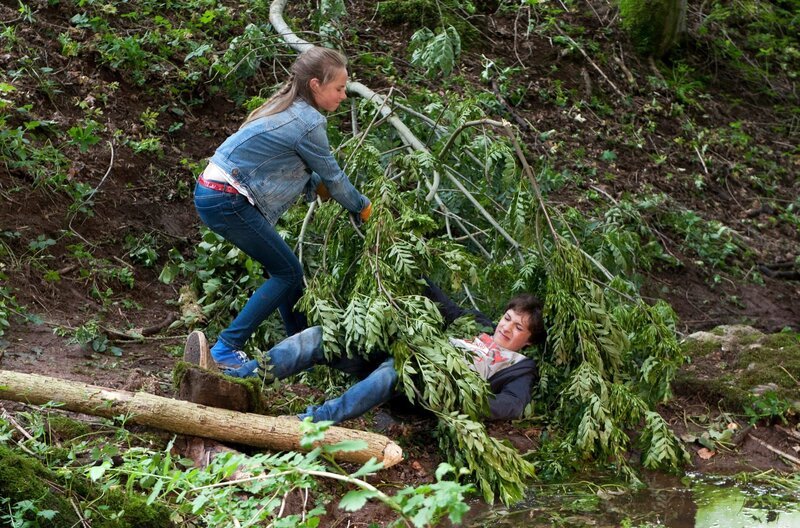 Paulina (Tabea Hug) muss Jan (Guiliano Marieni)von einem umgestürzten Baum befreien. – Bild: SWR/​Maria Wiesler