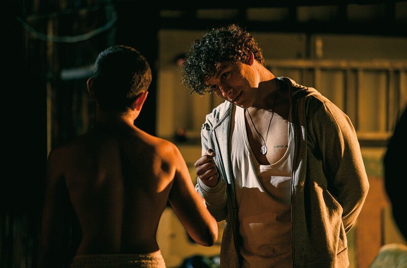 Wortlos zeigt Darko (Malik Blumenthal), dass er bereit ist, Manolo (Mert Dincer) zu verzeihen. – Bild: SWR/Ishka Michocka Wortlos zeigt Darko (Malik Blumenthal), dass er bereit ist, Manolo (Mert Dincer) zu verzeihen. – Bild: SWR/Ishka Michocka