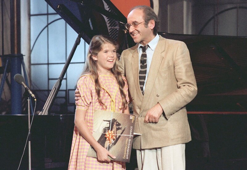 Am ehemaligen Austragungsort seiner erfolgreichen Show „Bio’s Bahnhof – Musik und Gespräche live“ im alten Depot der Köln-Frechener Eisenbahn, wo Alfred Biolek von Februar 1978 bis Oktober 1982 ein Millionenpublikum begeisterte, gratulieren Anke Engelke und Hape Kerkeling dem Jubilar zum 70. – Anke Engelke im Alter von 14 Jahren zu Gast in „Bio’s Bahnhof“ am 25. September 1980. – Bild: WDR/Horst Galuschka Am ehemaligen Austragungsort seiner erfolgreichen Show „Bio’s Bahnhof – Musik und Gespräche live“ im alten Depot der Köln-Frechener Eisenbahn, wo Alfred Biolek von Februar 1978 bis Oktober 1982 ein Millionenpublikum begeisterte, gratulieren Anke Engelke und Hape Kerkeling dem Jubilar zum 70. – Anke Engelke im Alter von 14 Jahren zu Gast in „Bio’s Bahnhof“ am 25. September 1980. – Bild: WDR/Horst Galuschka