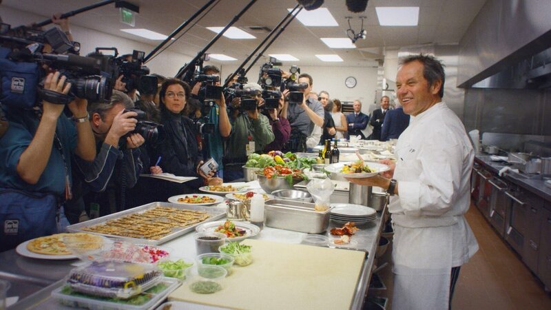 Wolfgang Puck, ein Meister der großen Inszenierung. – Bild: Disney /​ ORF