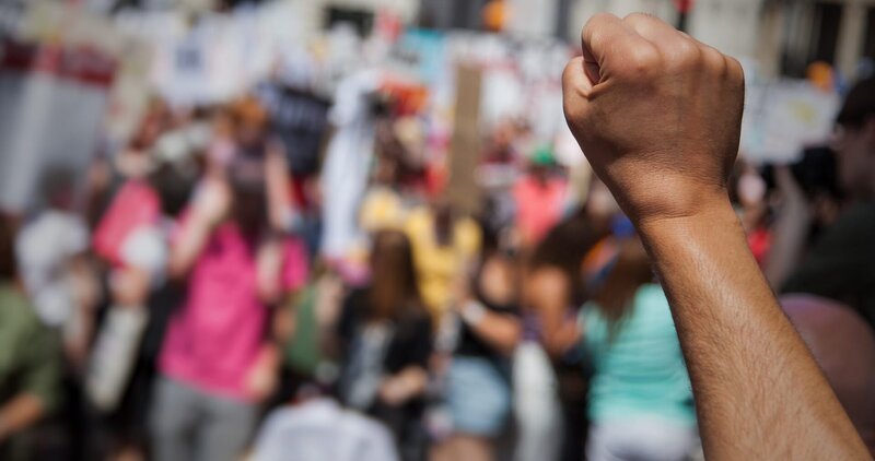 Jerseys Bürger sind wütend. Sie gehen auf Straße, demonstrieren für Gerechtigkeit und fordern einen unabhängigen Ausschuss. – Bild: ZDF und Tobias Lenz, Autorenkombinat