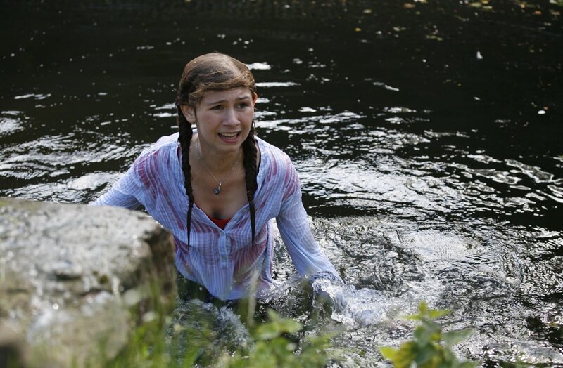Mie (Kathrine Bremerskov Kaysen) panisch im Wasserbecken des Löwengeheges. – Bild: KiKA Mie (Kathrine Bremerskov Kaysen) panisch im Wasserbecken des Löwengeheges. – Bild: KiKA